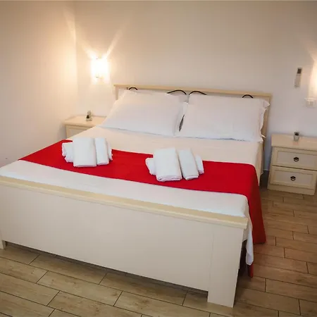 Eighteen Kt Golden - With Garden And Private Parking Just 5 Minutes Walk From The Historic Center Lägenhet