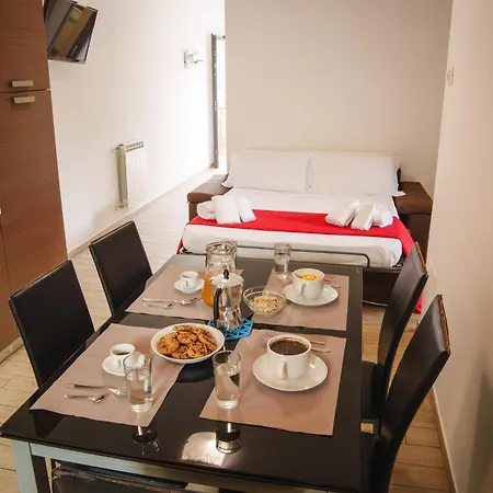 Апартаменты Eighteen Kt Golden - With Garden And Private Parking Just 5 Minutes Walk From The Historic Center
