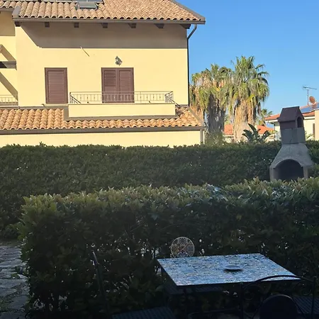 Eighteen Kt Golden - With Garden And Private Parking Just 5 Minutes Walk From The Historic Center