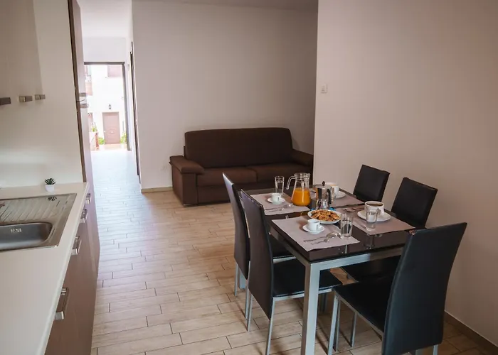 Eighteen Kt Golden - With Garden And Private Parking Just 5 Minutes Walk From The Historic Center Lägenhet