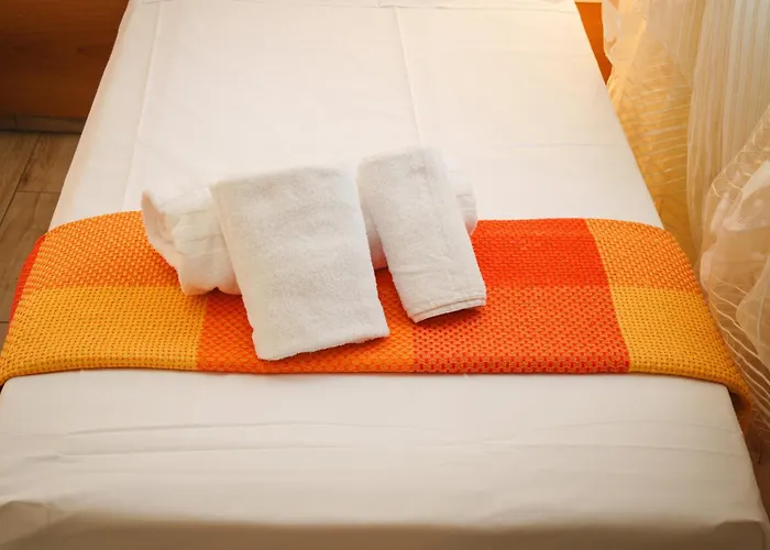 Eighteen Kt Golden - With Garden And Private Parking Just 5 Minutes Walk From The Historic Center Lägenhet Tropea