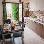 Eighteen Kt Golden - With Garden And Private Parking Just 5 Minutes Walk From The Historic Center