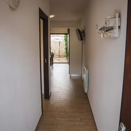 Eighteen Kt Golden - With Garden And Private Parking Just 5 Minutes Walk From The Historic Center Apartman Tropea