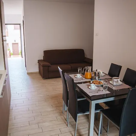 Eighteen Kt Golden - With Garden And Private Parking Just 5 Minutes Walk From The Historic Center Apartment
