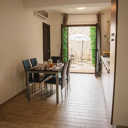 Eighteen Kt Golden - With Garden And Private Parking Just 5 Minutes Walk From The Historic Center Apartman