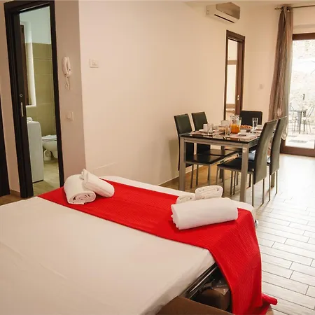 Eighteen Kt Golden - With Garden And Private Parking Just 5 Minutes Walk From The Historic Center * Tropea