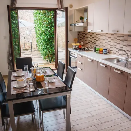 Eighteen Kt Golden - With Garden And Private Parking Just 5 Minutes Walk From The Historic Center