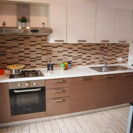 Eighteen Kt Golden - With Garden And Private Parking Just 5 Minutes Walk From The Historic Center Appartamento