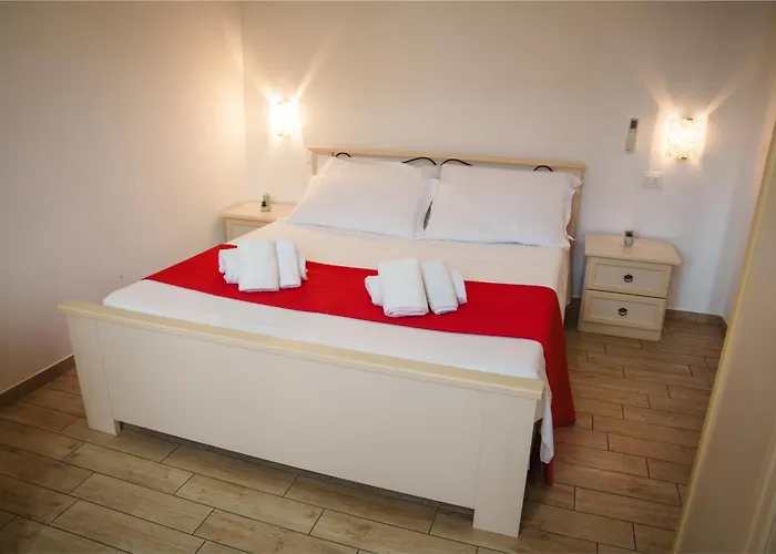 Eighteen Kt Golden - With Garden And Private Parking Just 5 Minutes Walk From The Historic Center Apartman