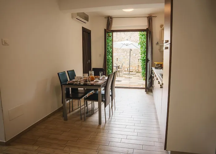 Eighteen Kt Golden - With Garden And Private Parking Just 5 Minutes Walk From The Historic Center Apartman