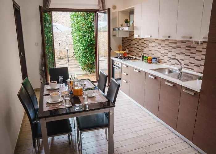 Eighteen Kt Golden - With Garden And Private Parking Just 5 Minutes Walk From The Historic Center