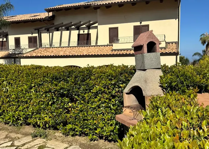 Apartment Eighteen Kt Golden - With Garden And Private Parking Just 5 Minutes Walk From The Historic Center Tropea